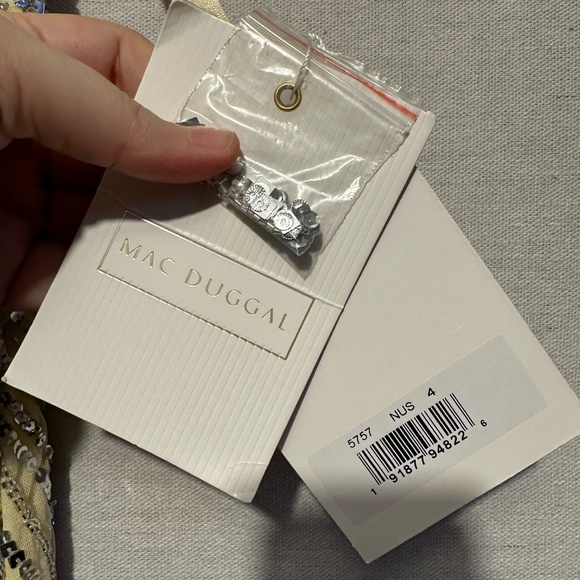 NWT Mac Duggal Silver Sequined Faux Wrap Sleeveless Midi Dress - size 4 - Picture 6 of 7